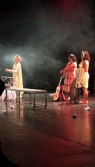 Cenas da peça Trilhas, noite cheia de lua de sol