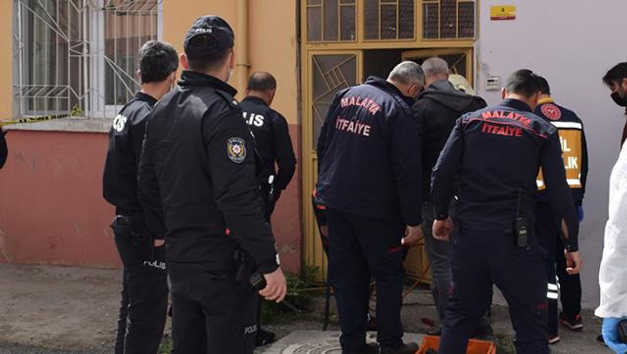 Malatya'da esrarengiz olay! Ölüm ihbarına giden polisler, evin odalarında kazılmış 1'er metrelik çukurlar buldu