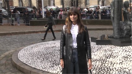 Voici - Clara Luciani : ce métier surprenant qu'elle a exercé avant de devenir une star
