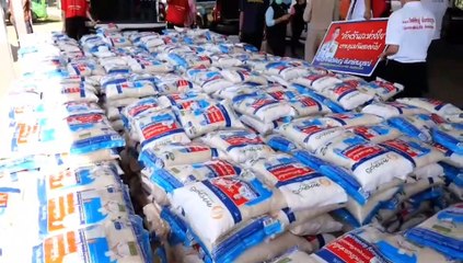 รองเด่น ลุย3อำเภอ มอบข้าวสารกว่า12,000กิโลกรัมช่วยชาวบ้านในช่วงโควิด-19(ชมคลิป)