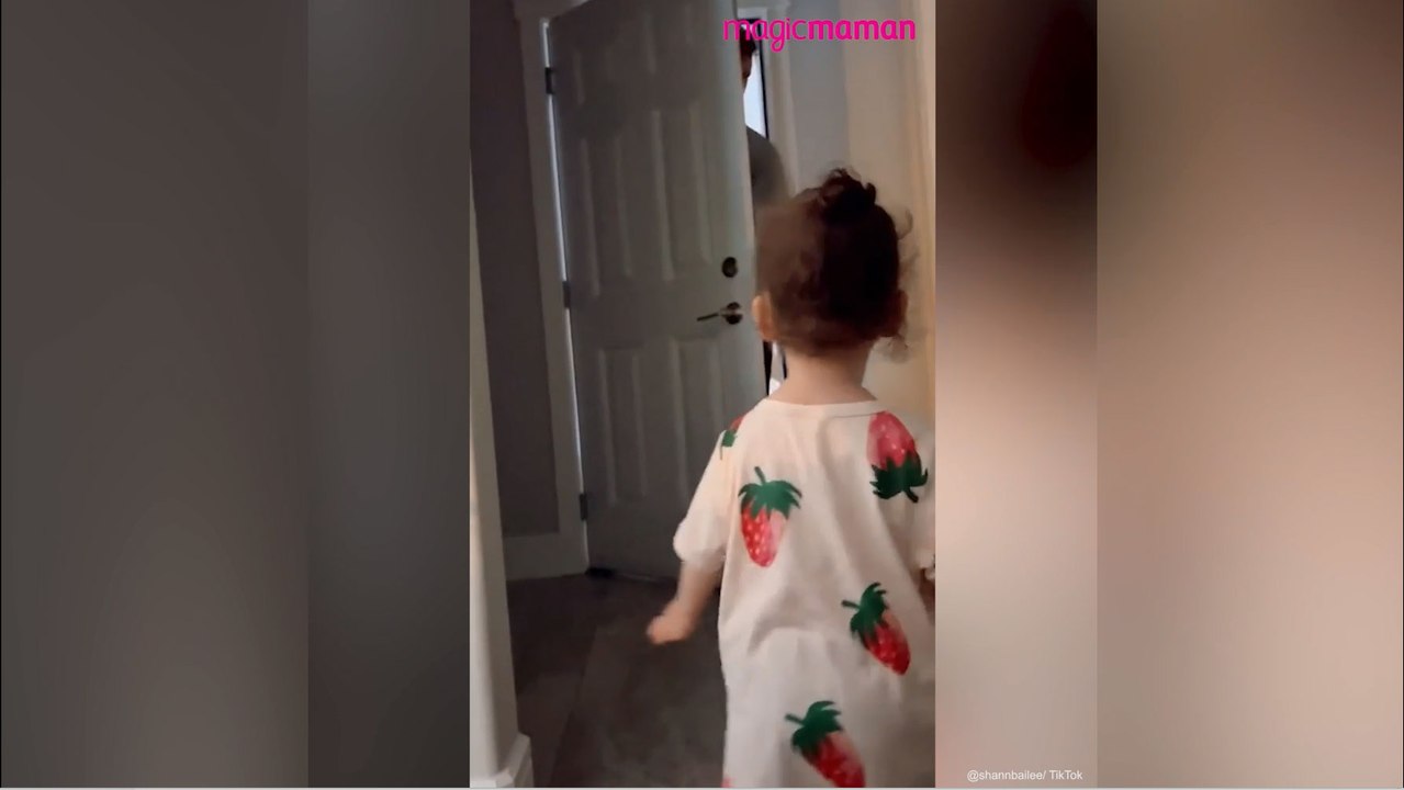 Cette petite fille attend chaque jour devant la porte que son papa rentre