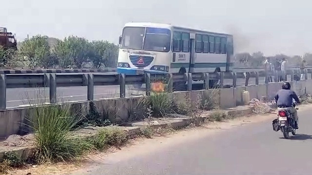 जयपुर दिल्ली हाइवे पर सवारियों से भरी चलती बस में लगी आग, मची अफरा-तफरी