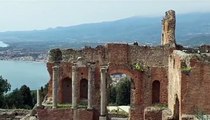 Teatro Antico di Taormina, i rocciatori tolgono le erbacce