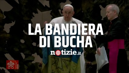 Papa Francesco mostra la bandiera ucraina di Bucha: “Fermiamo questa guerra”