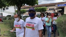 PROFESSORES EM GREVE PROTESTAM EM FRENTE À PREFEITURA DE PEDRAS DE FOGO