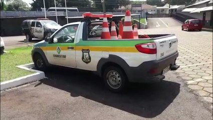 Após tentarem fugir de apreensão de veículo, mulher é detida por dano e homem por desacato às equipes da GM