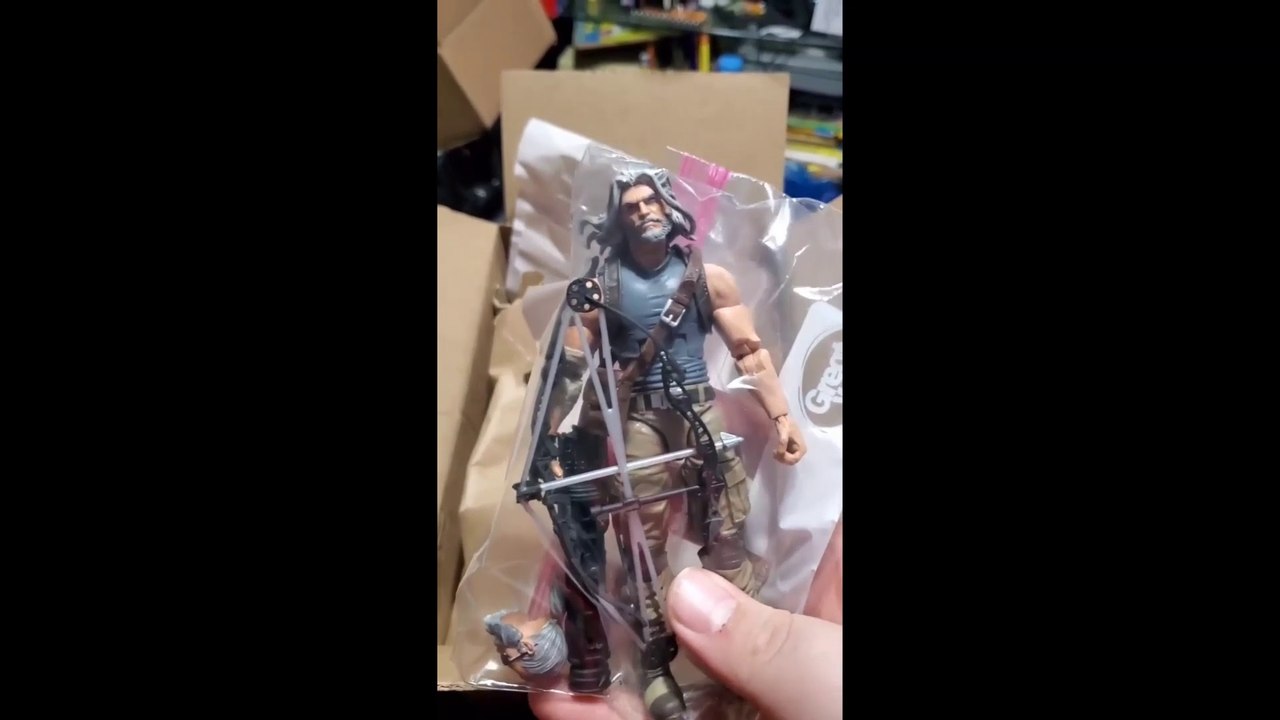 Open The Box - Marvel Legends Old Man Hawkeye! 04/01/2022