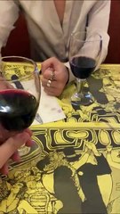 Essayez de comprendre comment elle tient son verre