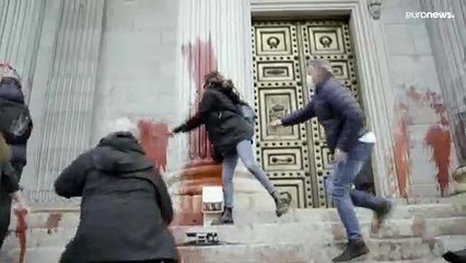 Científicos y activistas del clima protestan pintando el Parlamento español del color de la sangre