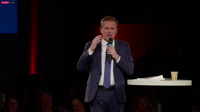 Lors de son meeting, Nicolas Dupont-Aignan parle du cauchemar d'imaginer Macron réélu 5 ans de plus
