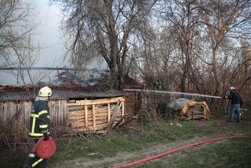 Son dakika haberi: Bolu'da çıkan yangında odunluk ve sera kullanılamaz hale geldi