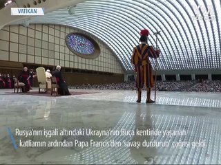 Ukrayna Bayrağını Öpen Papa’dan Savaş Karşıtı Mesaj