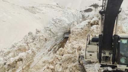 Hakkari'de üs bölgesi yolunda metrelerce karla mücadele sürüyor