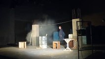 Elektriği yeniden kesilen Moda Sahnesi'nde ışıldaklar eşliğinde oyun sahnelendi