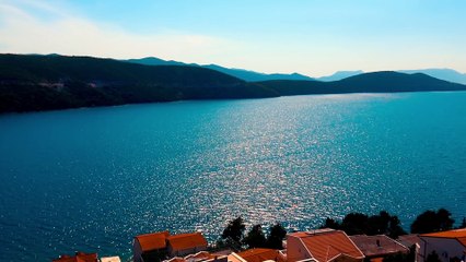 Pogled na Neumski zaliv tokom sunčanog ljetnjeg dana.
