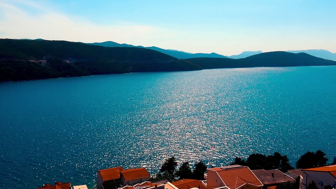 Pogled na Neumski zaliv tokom sunčanog ljetnjeg dana.