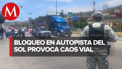 Estudiantes bloquean autopista del Sol exigiendo mayor presupuesto en las escuelas