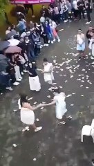 Estudiantes universitarios denigran a mujeres durante una presentación teatral