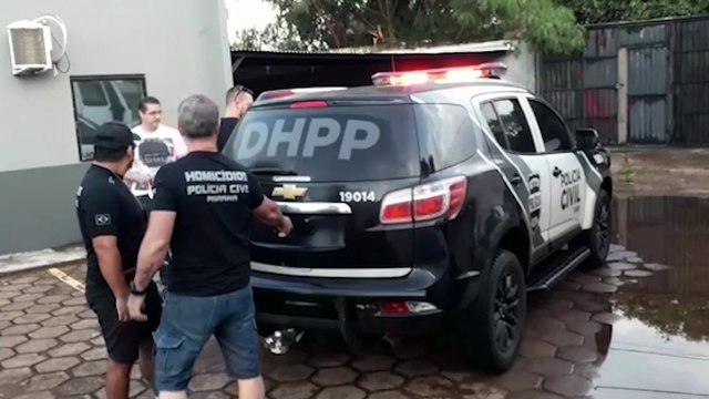 Acusado de feminicídio e triplo homicídio no Bairro Brasília chega na delegacia de Cascavel