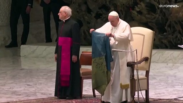 شاهد: البابا فرانسيس يرفع راية أوكرانيا في الفاتيكان أحضرت له من بوتشا