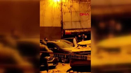 BEŞİKTAŞ'TA ÇATIŞI ÇÖKEN METRUK BİNADAN KOPAN PARÇALAR OTOMOBİLİN ÜZERİNE DÜŞTÜ
