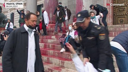 Ativistas climáticos pintam parlamento espanhol com tinta vermelha