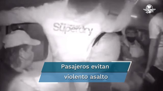 Pasajeros enfrentan a ladrones y evitan asalto en combi de Puebla