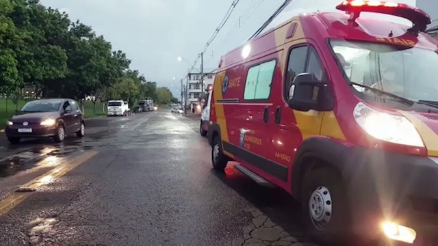Jovem se envolve em colisão e moto é arremessada para baixo de ônibus do transporte coletivo