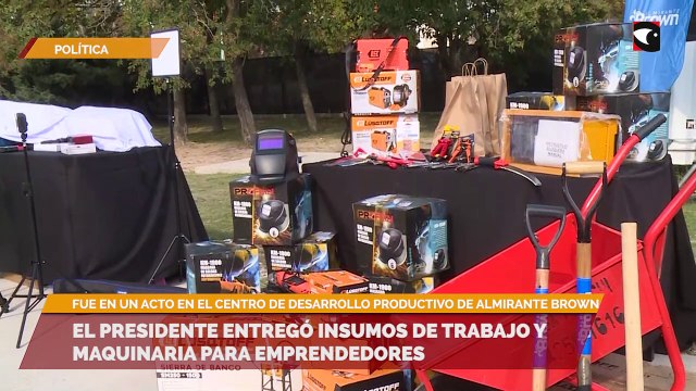 El presidente entregó insumos de trabajo y maquinaria para emprendedores