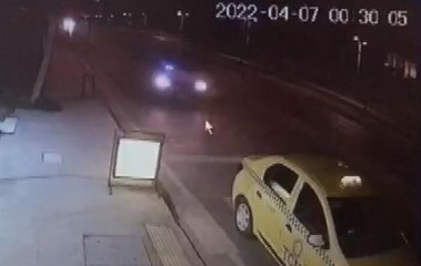 Sultanbeyli'de park halindeki araçlara çarpan minibüs kamerada