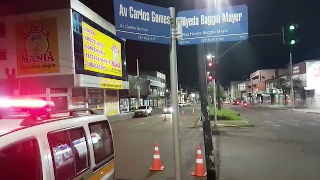 Carro tomba após colisão na Avenida Carlos Gomes; um dos condutores estaria embriagado