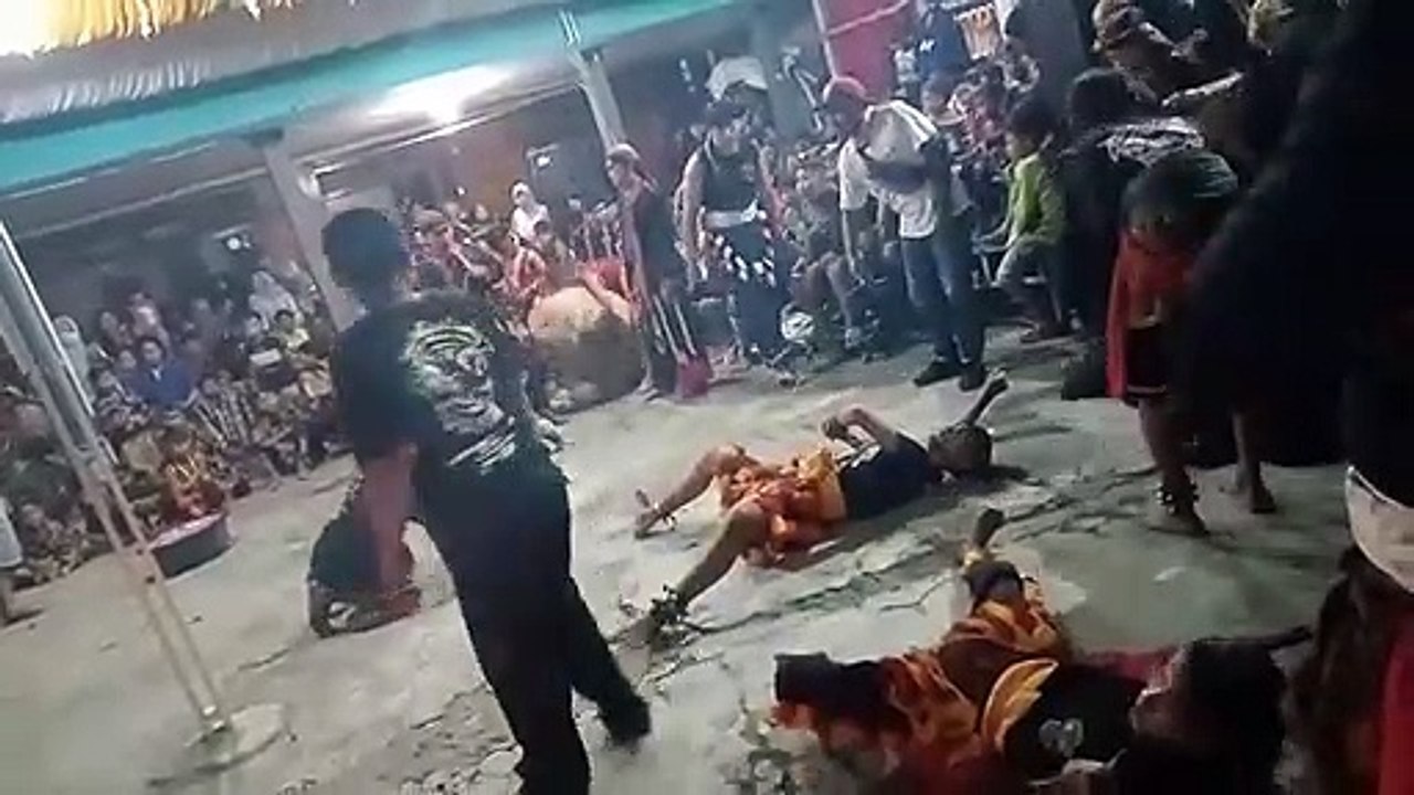 Bikin ngilu manusia makan bara api  part 1  Kalo rame lanjur part 2