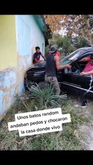 ¡Buen servicio! Jóvenes chocan auto contra casa; resultan ser albañiles y reparan el daño