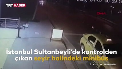 Kontrolden çıkan minibüsün park halindeki araçlara çarpma anı kamerada