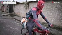 بدون تعليق: مدرب كولومبي يرتدي زي الرجل العنكبوت في البرازيل لكسب لقمة العيش