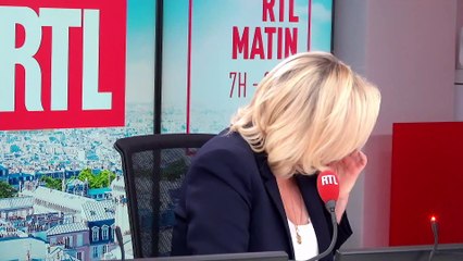 Philippe Caverivière, avec son chat Roméo, un British longhair, face à Marine Le Pen