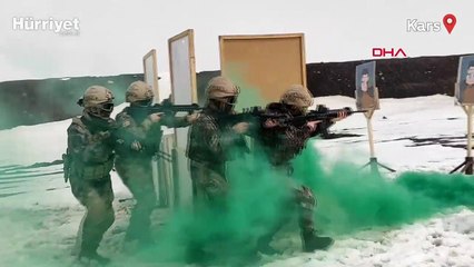 Kadın polisler attığını vuruyor