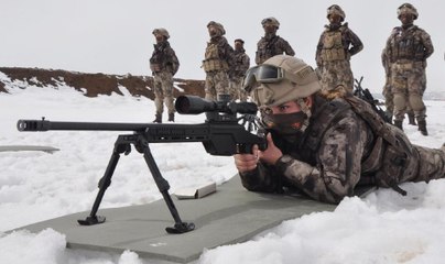 Kadın polisler attığını vuruyor