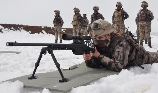 Kadın polisler attığını vuruyor