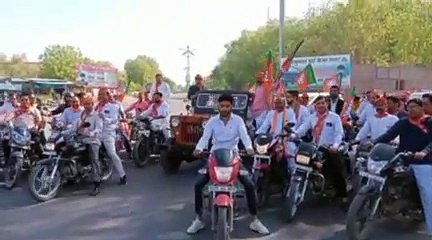 भाजपा कार्यकर्ताओं ने अपने घरों पर लगाया पार्टी का ध्वज