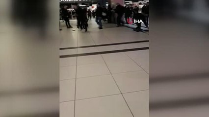 İki grup birbirine girdi, alışveriş merkezi savaş alanına döndü