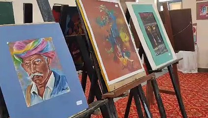 चित्रकला प्रदर्शनी देखने पहुंचे छात्र