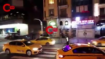 Taksim'de feci olay: Aralarına alıp darp ettiler