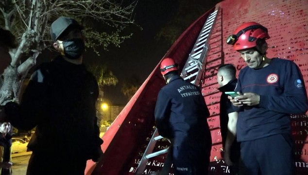 Oyun olsun diye çıktığı anıtta mahsur kaldı