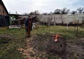 Bucha'daki çatışmalarda ölen abisini evinin bahçesine gömdü