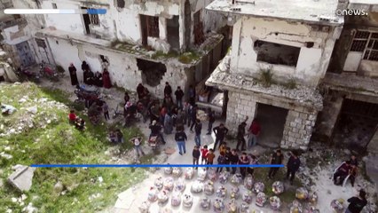 Συρία: Εθελοντές φτιάχνουν καλάθια με τρόφιμα για το Ραμαζάνι