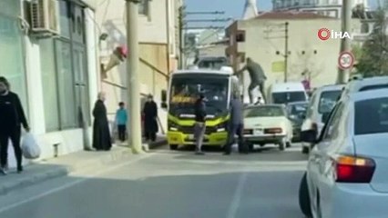 Yol verme kavgasında inanılmaz olay: Aracının üstüne çıkıp...