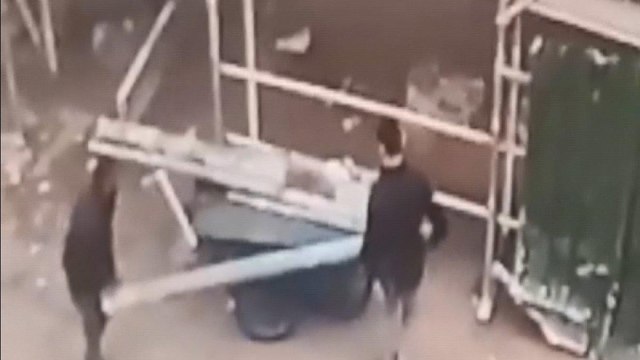 Kağıthane’de aydınlatma direği hırsızlığı kamerada