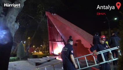 Oyun olsun diye çıktığı anıtta mahsur kaldı