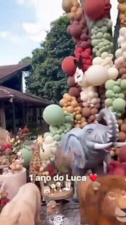 Lucas Lucco e Lorena Carvalho com o filho Luca